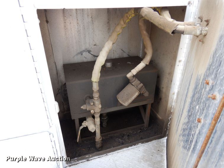 image for item MF9583 2001 Mack CL713  semi truck