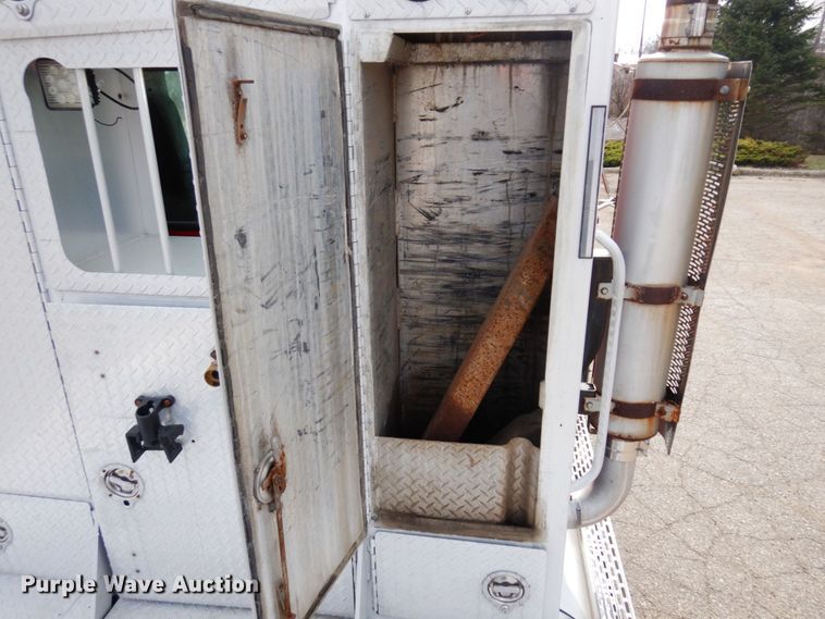 image for item MF9583 2001 Mack CL713  semi truck