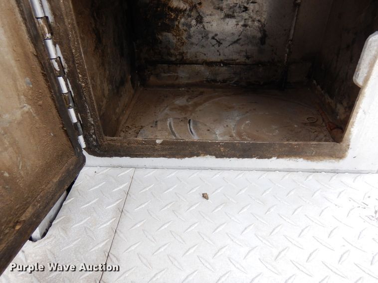 image for item MF9583 2001 Mack CL713  semi truck