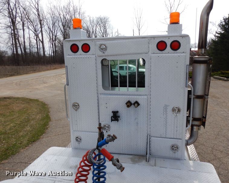 image for item MF9583 2001 Mack CL713  semi truck