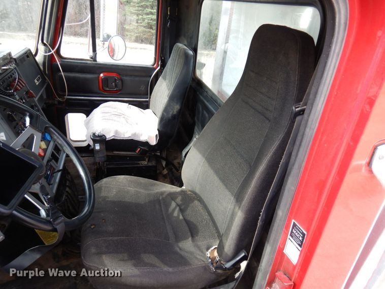 image for item MF9583 2001 Mack CL713  semi truck