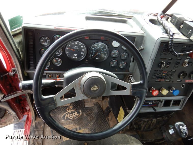 image for item MF9583 2001 Mack CL713  semi truck