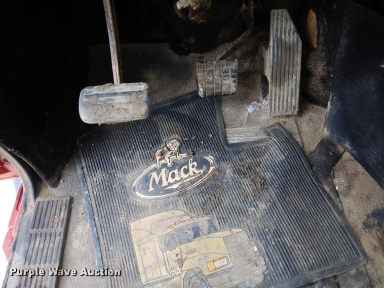 image for item MF9583 2001 Mack CL713  semi truck