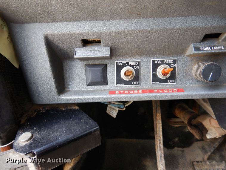 image for item MF9583 2001 Mack CL713  semi truck