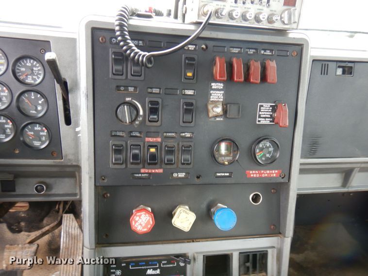 image for item MF9583 2001 Mack CL713  semi truck