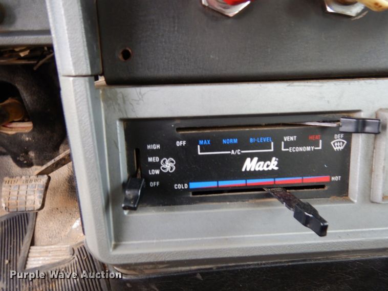 image for item MF9583 2001 Mack CL713  semi truck