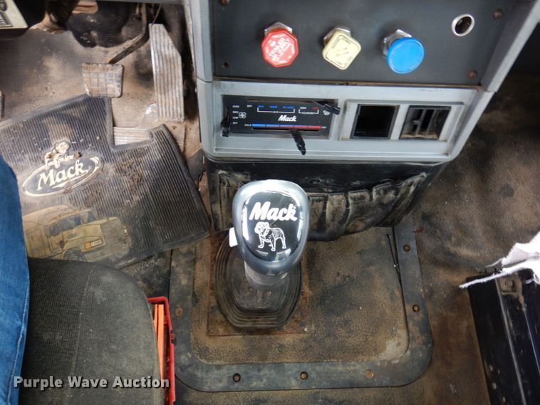 image for item MF9583 2001 Mack CL713  semi truck