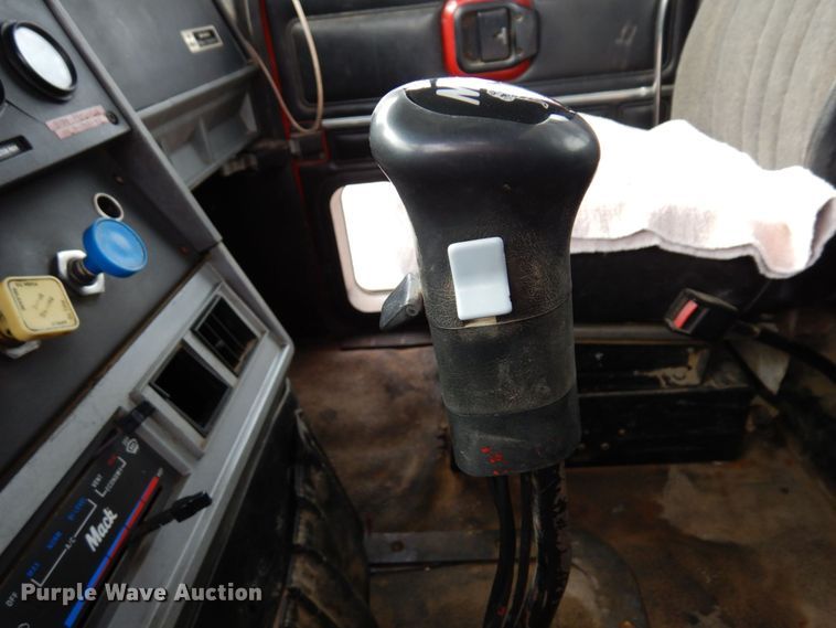 image for item MF9583 2001 Mack CL713  semi truck