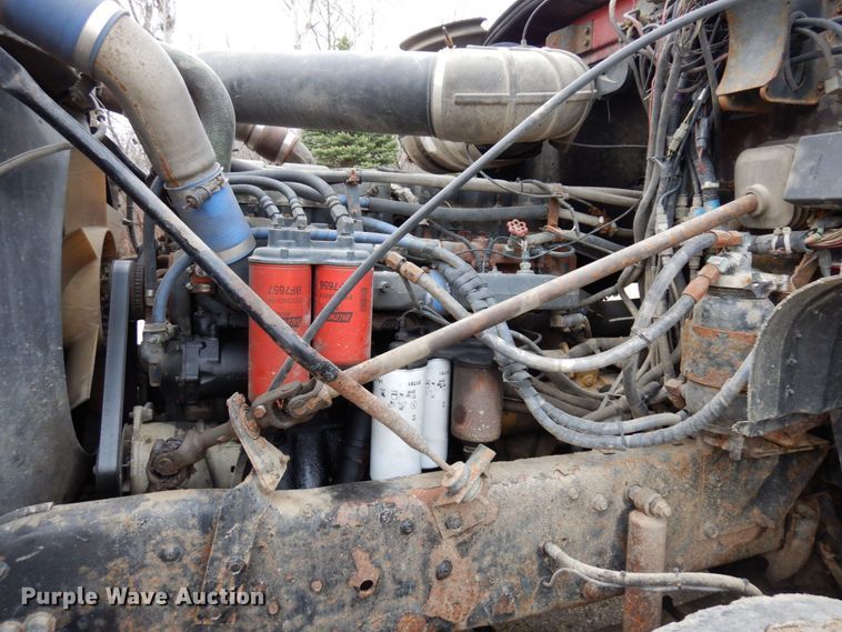 image for item MF9583 2001 Mack CL713  semi truck