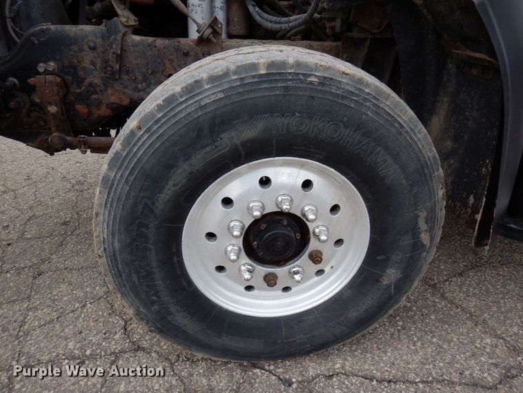 image for item MF9583 2001 Mack CL713  semi truck