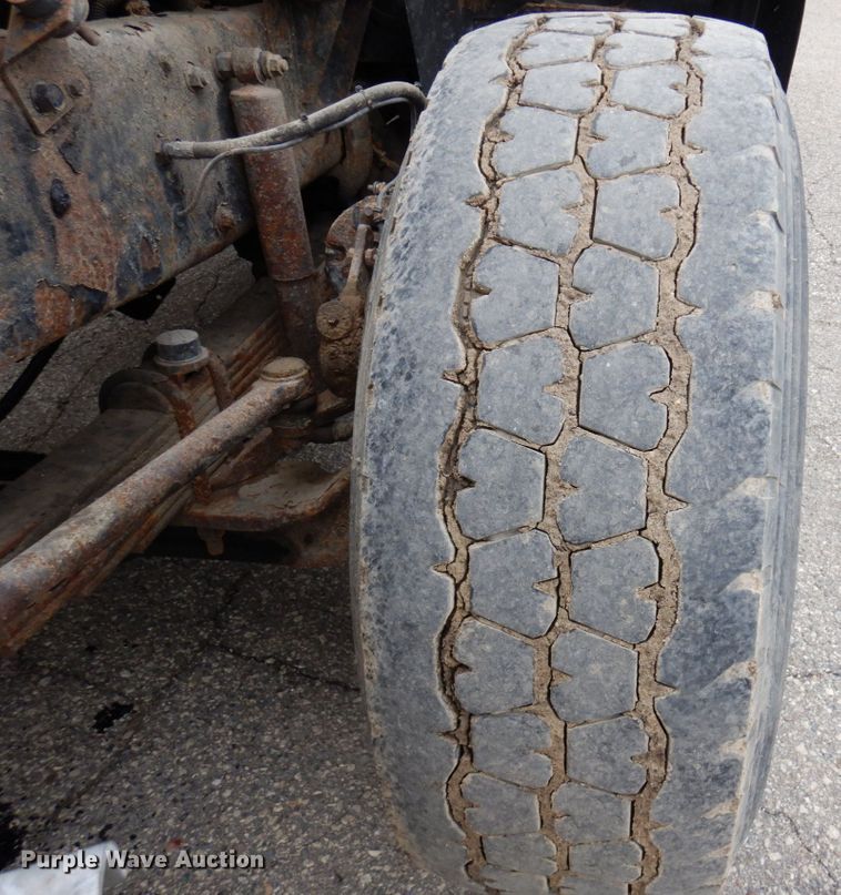 image for item MF9583 2001 Mack CL713  semi truck