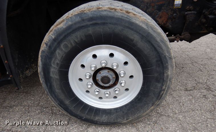 image for item MF9583 2001 Mack CL713  semi truck