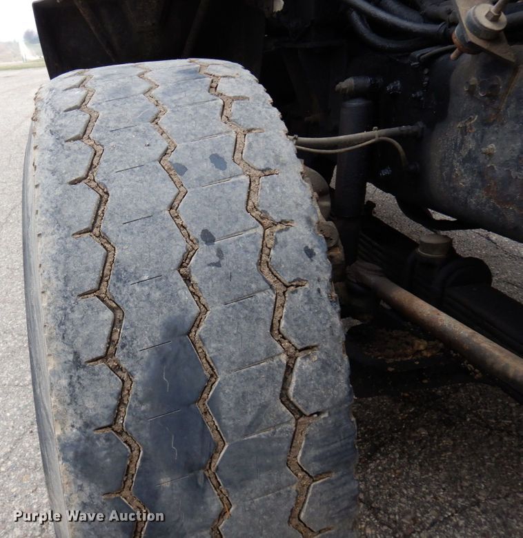 image for item MF9583 2001 Mack CL713  semi truck