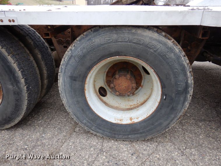 image for item MF9583 2001 Mack CL713  semi truck