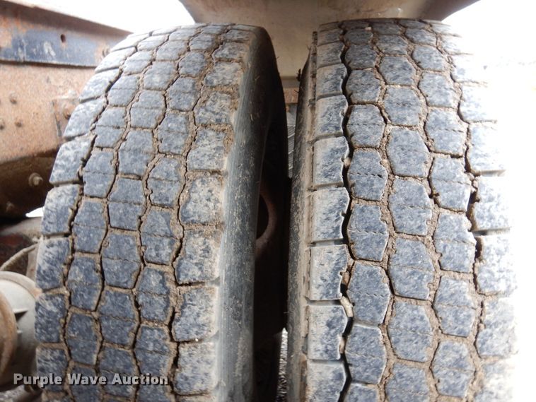 image for item MF9583 2001 Mack CL713  semi truck