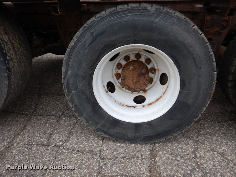 image for item MF9583 2001 Mack CL713  semi truck