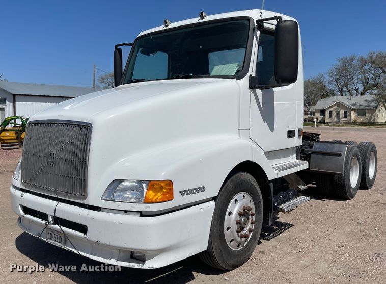 image for item MJ9708 1998 Volvo VN semi truck