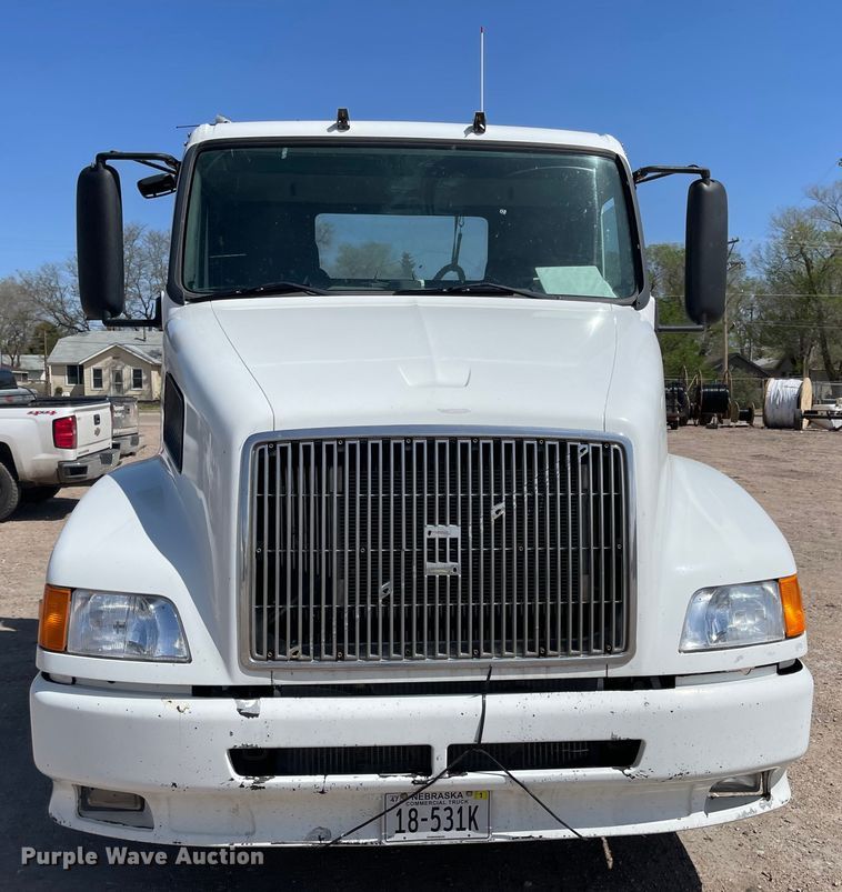 image for item MJ9708 1998 Volvo VN semi truck