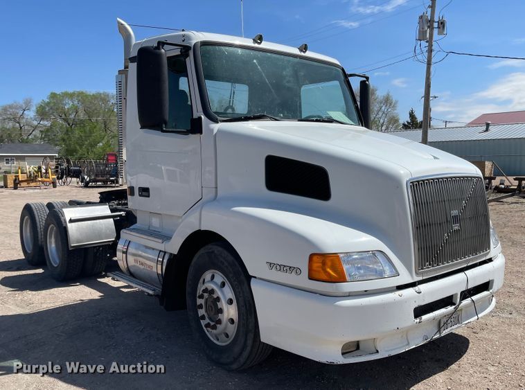 image for item MJ9708 1998 Volvo VN semi truck