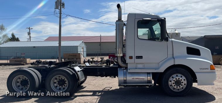 image for item MJ9708 1998 Volvo VN semi truck