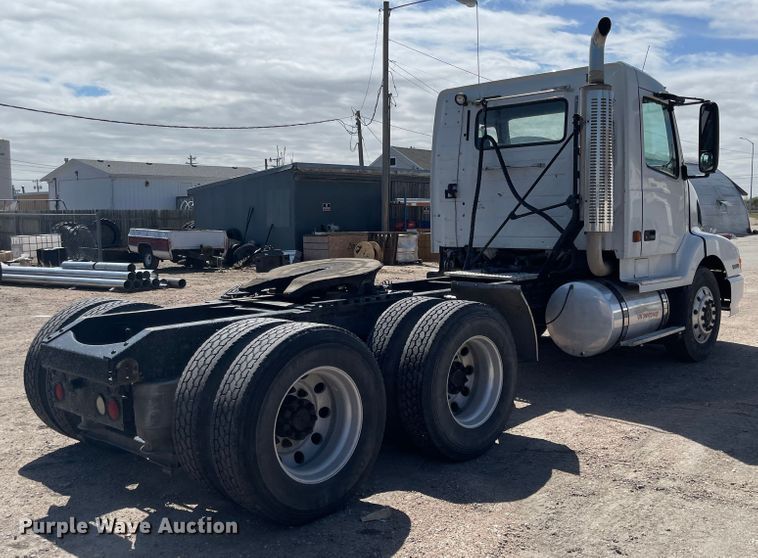 image for item MJ9708 1998 Volvo VN semi truck