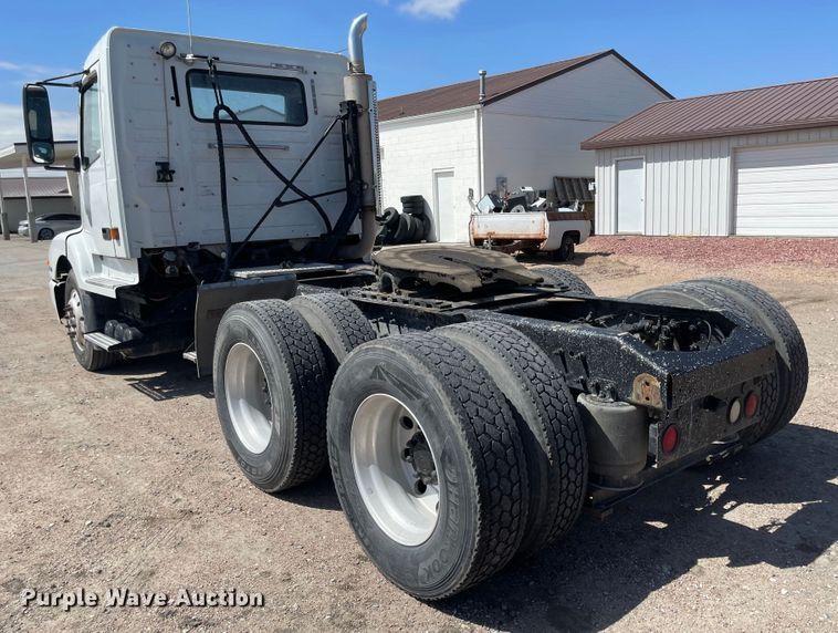 image for item MJ9708 1998 Volvo VN semi truck