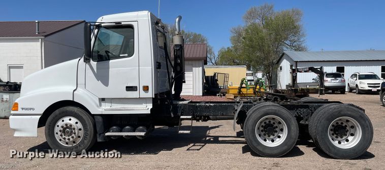 image for item MJ9708 1998 Volvo VN semi truck