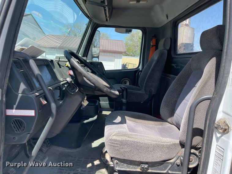 image for item MJ9708 1998 Volvo VN semi truck