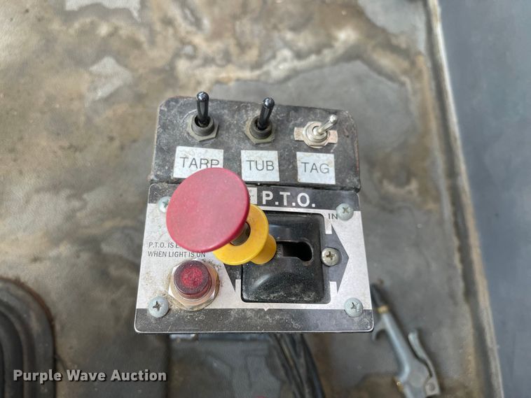 image for item MJ9708 1998 Volvo VN semi truck