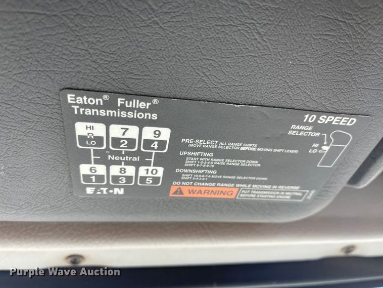 image for item MJ9708 1998 Volvo VN semi truck