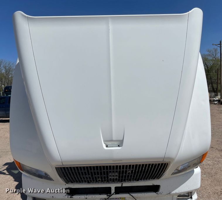 image for item MJ9708 1998 Volvo VN semi truck