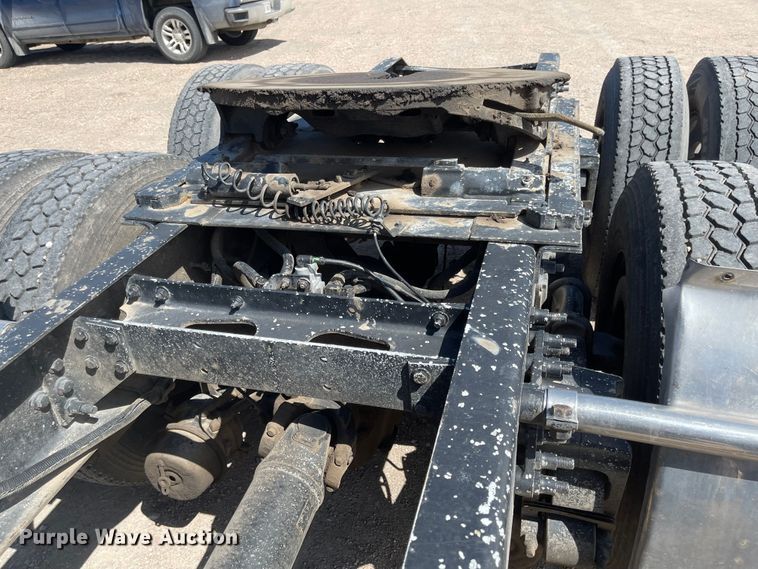 image for item MJ9708 1998 Volvo VN semi truck