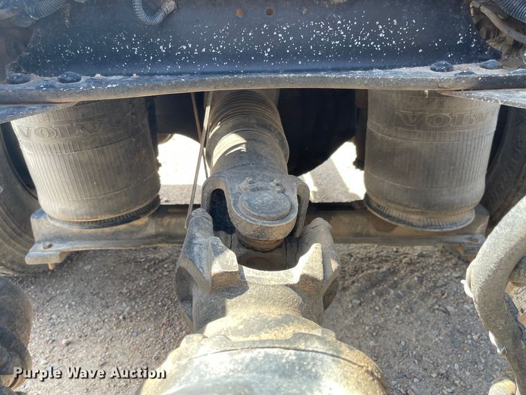 image for item MJ9708 1998 Volvo VN semi truck