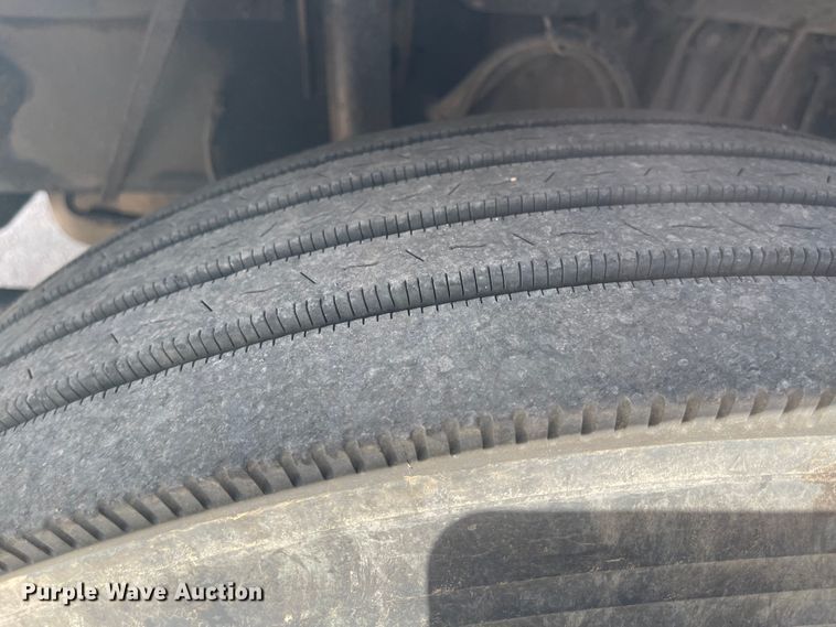 image for item MJ9708 1998 Volvo VN semi truck