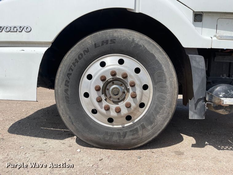 image for item MJ9708 1998 Volvo VN semi truck