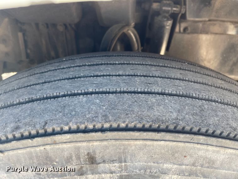 image for item MJ9708 1998 Volvo VN semi truck