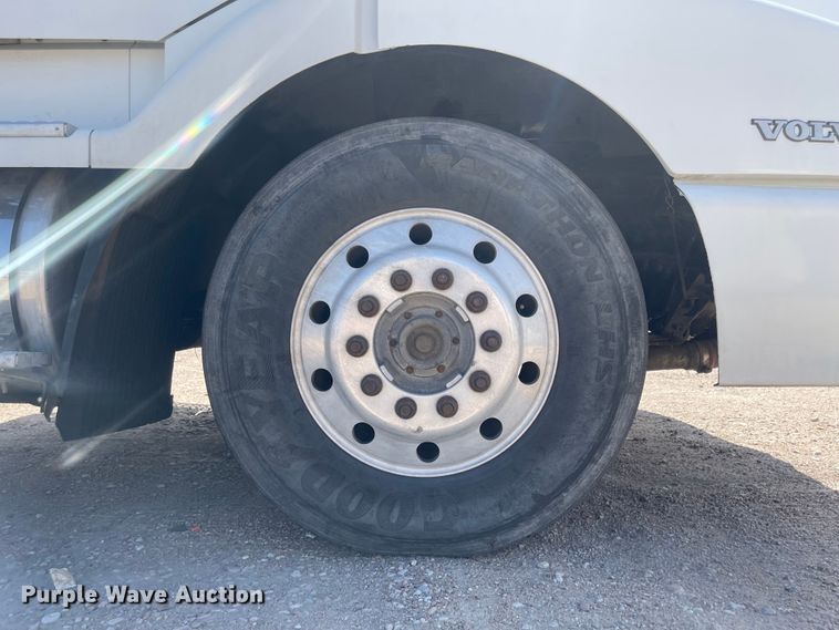 image for item MJ9708 1998 Volvo VN semi truck