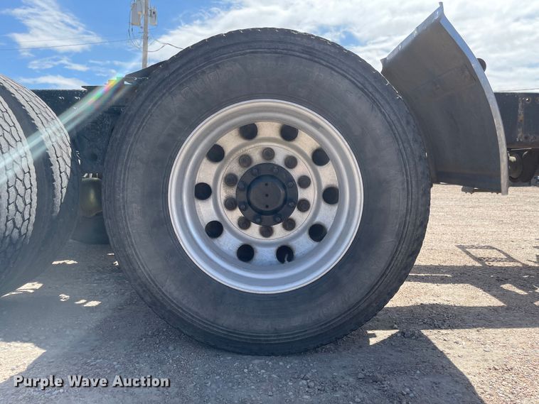 image for item MJ9708 1998 Volvo VN semi truck