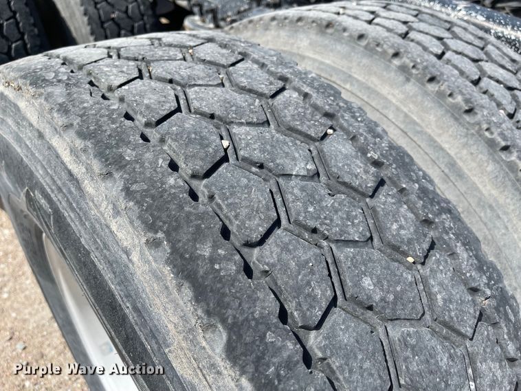 image for item MJ9708 1998 Volvo VN semi truck