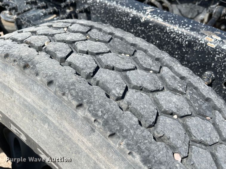 image for item MJ9708 1998 Volvo VN semi truck