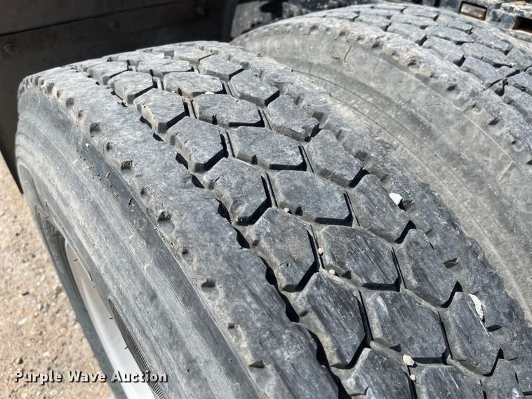 image for item MJ9708 1998 Volvo VN semi truck