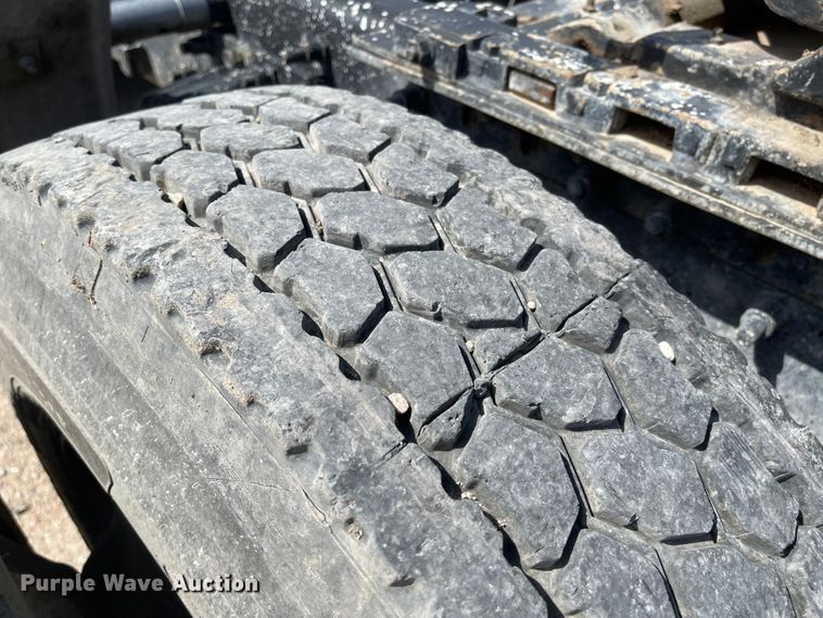 image for item MJ9708 1998 Volvo VN semi truck