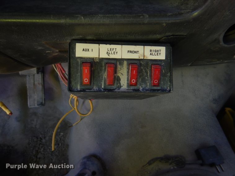 image for item DK3653 2004 Ford F650 Super Duty  truck cab and chassis