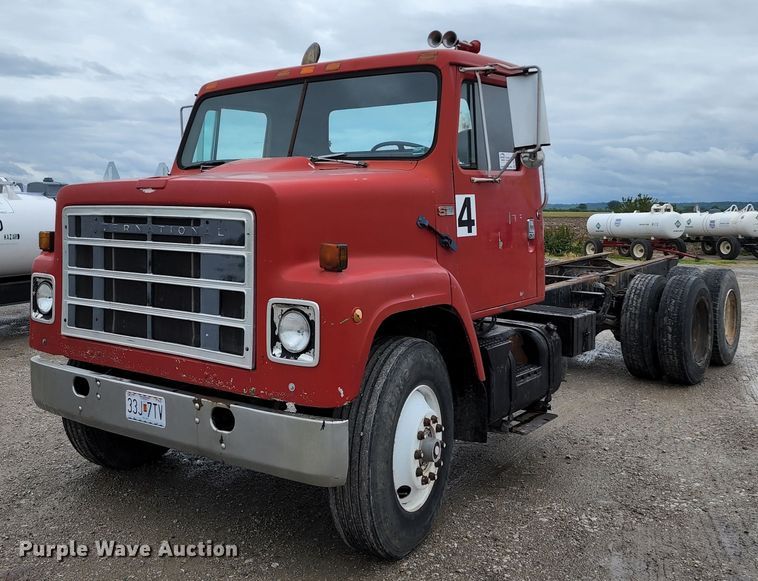 image for item DL6500 1985 International 2275  truck cab and chassis