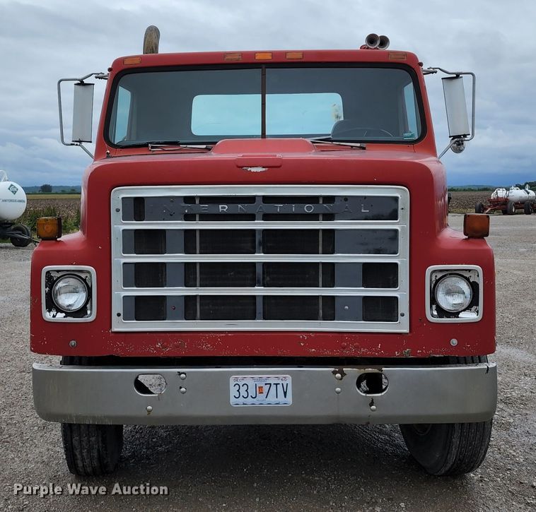 image for item DL6500 1985 International 2275  truck cab and chassis