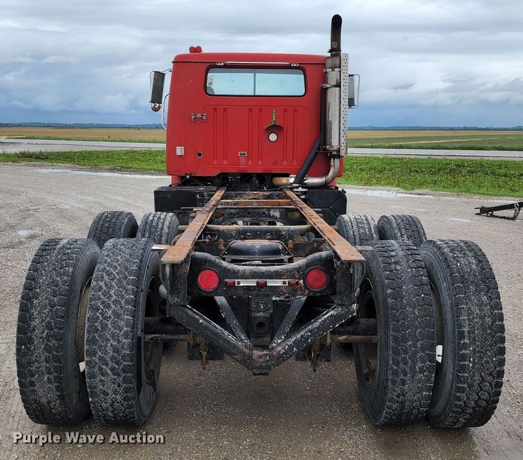 image for item DL6500 1985 International 2275  truck cab and chassis