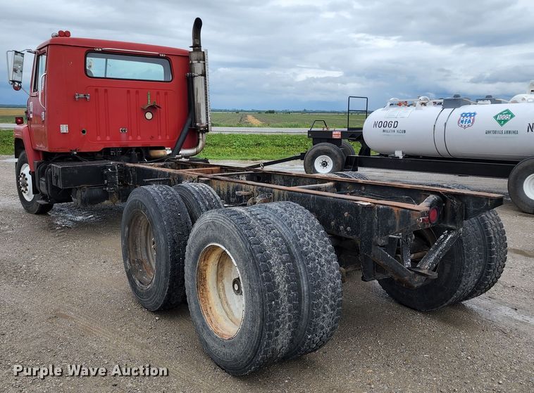 image for item DL6500 1985 International 2275  truck cab and chassis