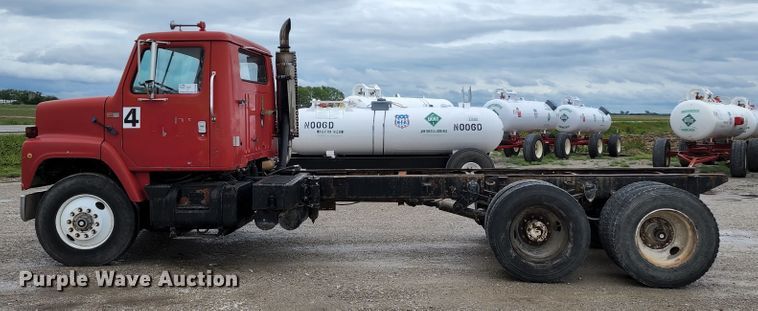 image for item DL6500 1985 International 2275  truck cab and chassis