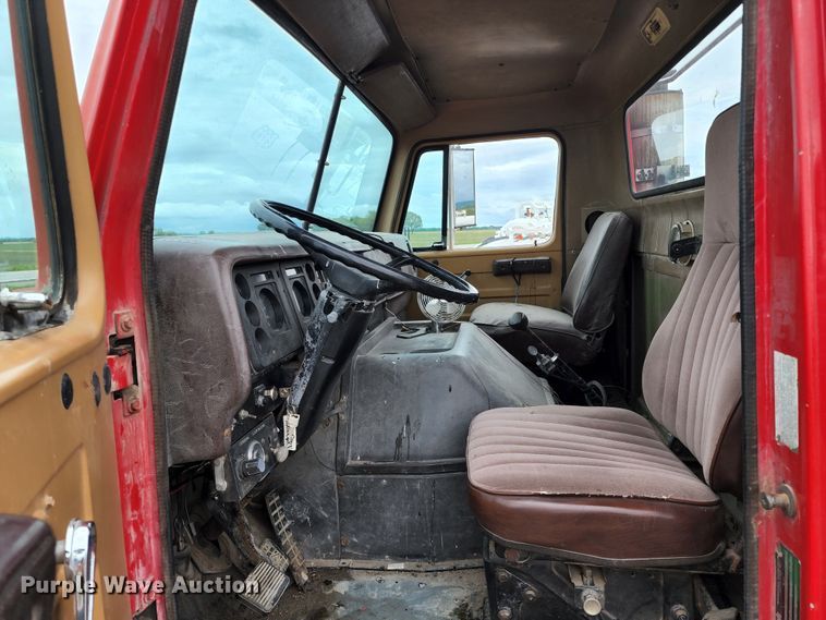 image for item DL6500 1985 International 2275  truck cab and chassis