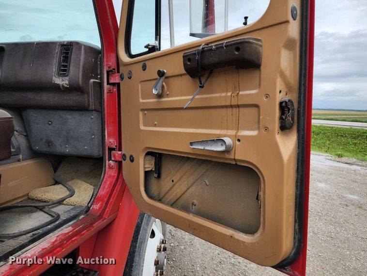 image for item DL6500 1985 International 2275  truck cab and chassis